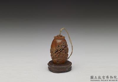 图片[2]-Carved olive-pit pendant with the joy of fishermen in the shade of a pinetree, Chen Ziyun, 17th to 18th century, Qing dynasty-China Archive